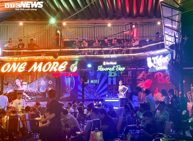 Bars, karaoke parlors in HCMC City ignore regulations on Covid-19 prevention and control Bars, karaoke parlors in HCMC City ignore regulations on Covid-19 prevention and control