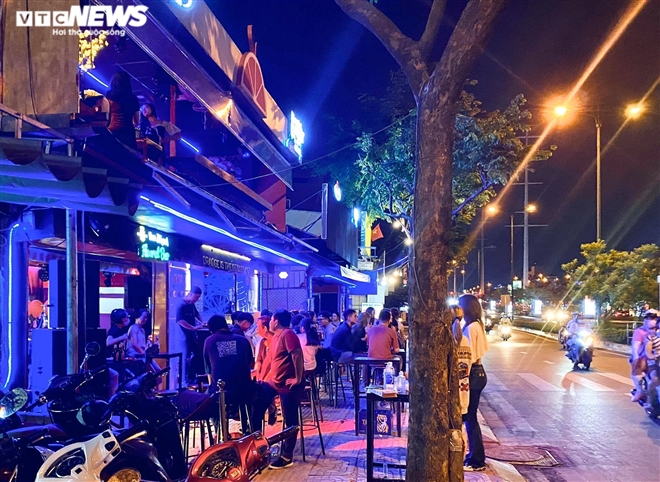 Bars, karaoke parlors in HCMC City ignore regulations on Covid-19 prevention and control Bars, karaoke parlors in HCMC City ignore regulations on Covid-19 prevention and control