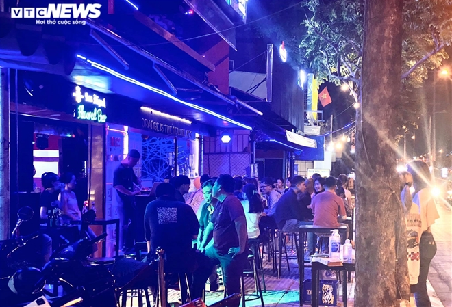 Bars, karaoke parlors in HCMC City ignore regulations on Covid-19 prevention and control Bars, karaoke parlors in HCMC City ignore regulations on Covid-19 prevention and control
