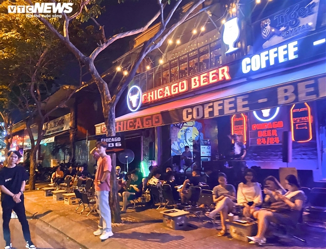 Bars, karaoke parlors in HCMC City ignore regulations on Covid-19 prevention and control Bars, karaoke parlors in HCMC City ignore regulations on Covid-19 prevention and control