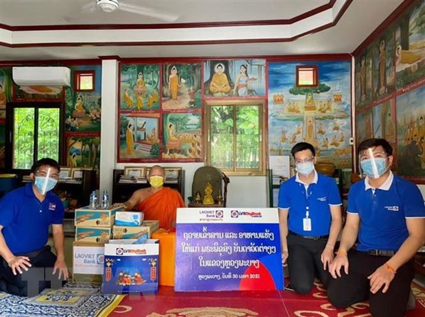 Vietnamese in Laos join hands with local authorities to battle Covid-19 Vietnamese in Laos join hands with local authorities to battle Covid-19