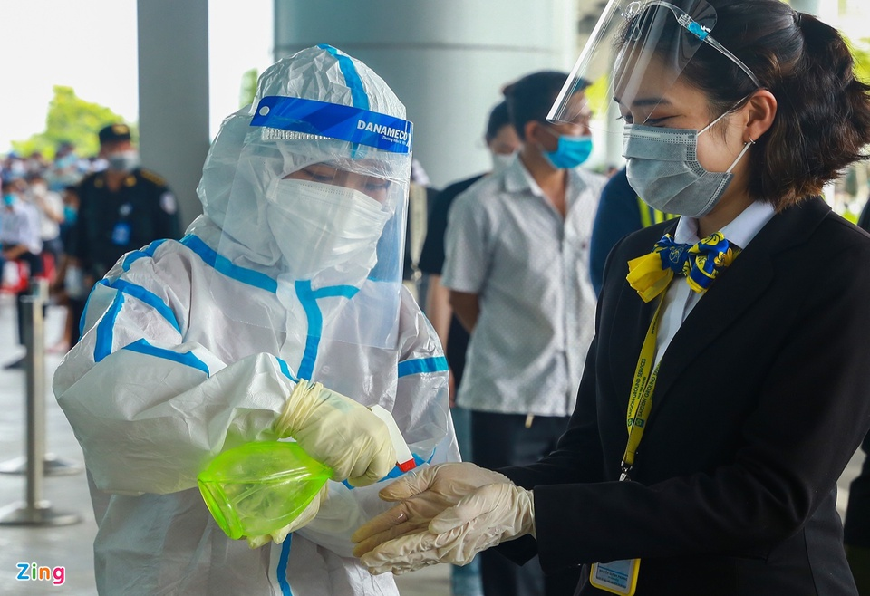 Over 2000 employees at Da Nang Airport tested for SARS-CoV-2 Over 2000 employees at Da Nang Airport tested for SARS-CoV-2