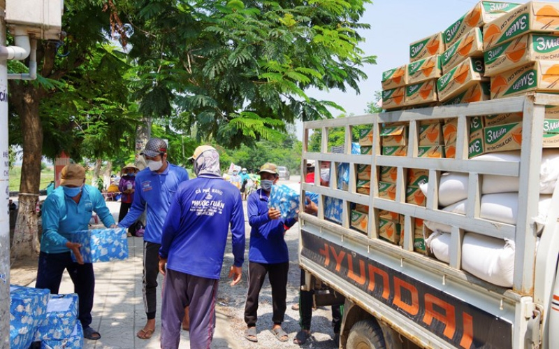 Dong Thap Province presents necessities to Vietnamese in Tonlé Sap (Cambodia) in Covid-19 fight Dong Thap Province presents necessities to Vietnamese in Tonlé Sap (Cambodia) in Covid-19 fight