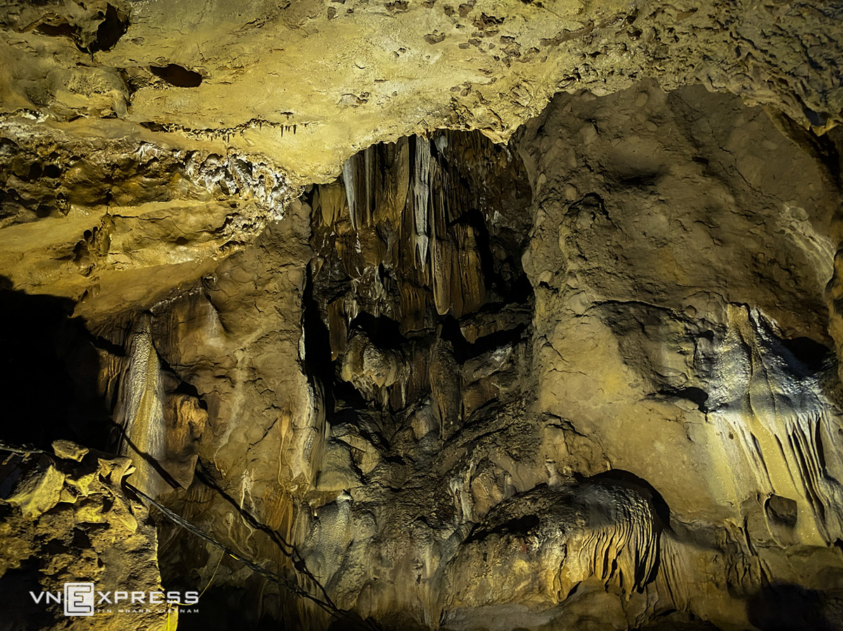 Spectacular cave with '99 mountains, 99 lakes' in northwestern province Spectacular cave with '99 mountains, 99 lakes' in northwestern province