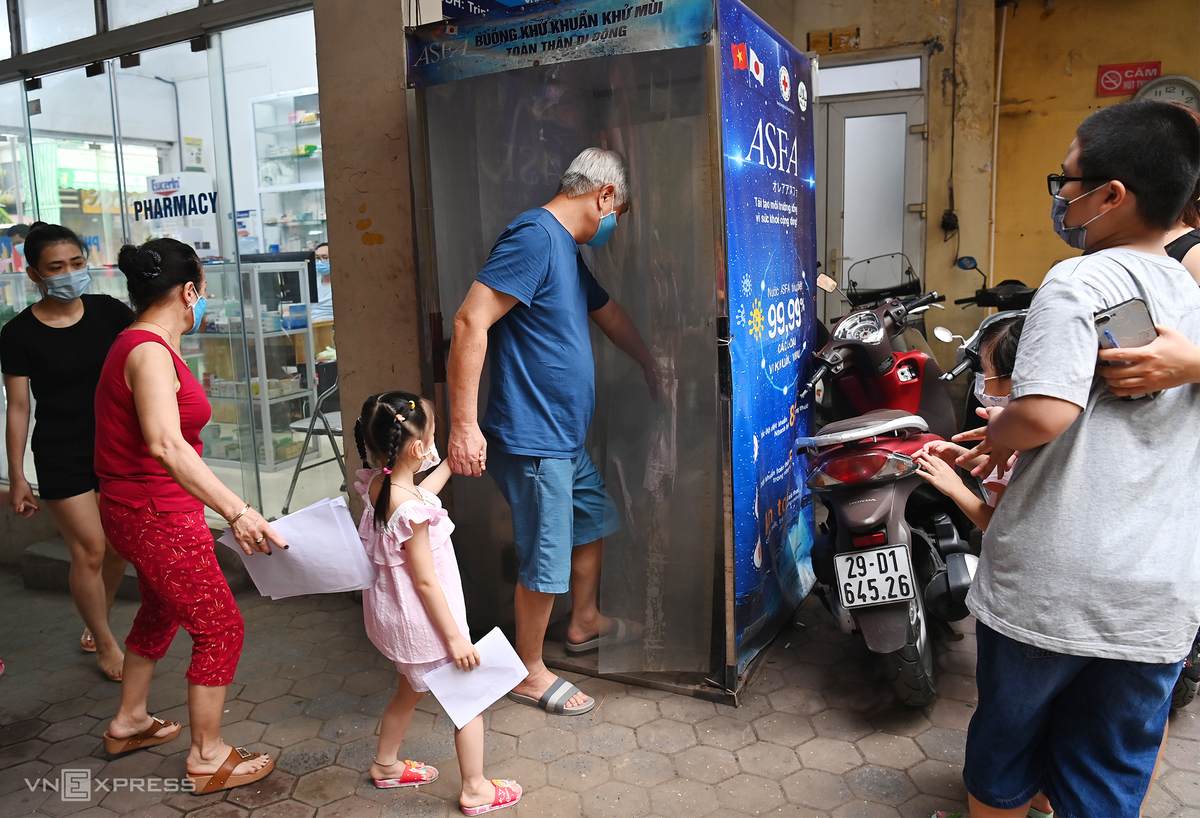 In Photos: Hanoi conducts Covid-19 testing for people returning from Da Nang In Photos: Hanoi conducts Covid-19 testing for people returning from Da Nang