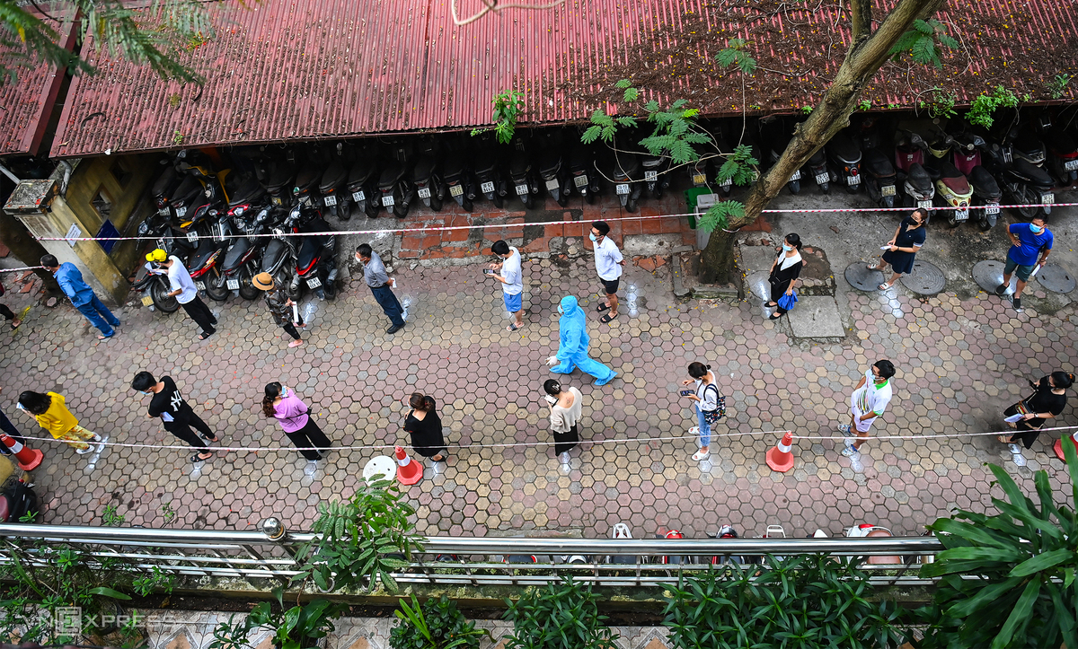 In Photos: Hanoi conducts Covid-19 testing for people returning from Da Nang In Photos: Hanoi conducts Covid-19 testing for people returning from Da Nang