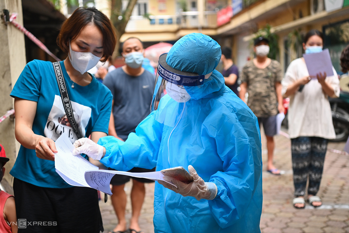 In Photos: Hanoi conducts Covid-19 testing for people returning from Da Nang In Photos: Hanoi conducts Covid-19 testing for people returning from Da Nang