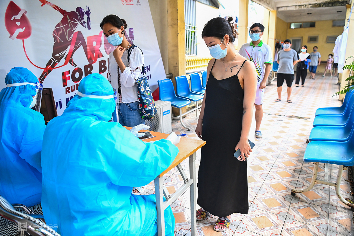 In Photos: Hanoi conducts Covid-19 testing for people returning from Da Nang In Photos: Hanoi conducts Covid-19 testing for people returning from Da Nang
