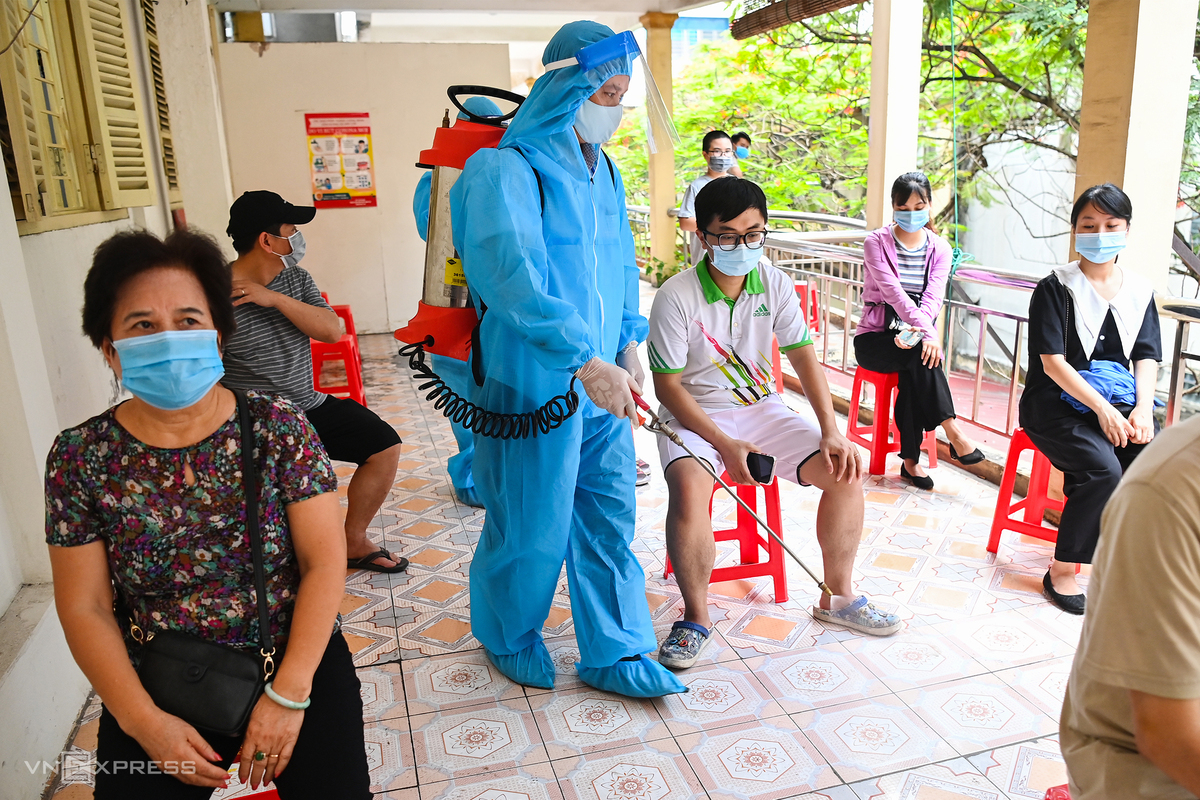 In Photos: Hanoi conducts Covid-19 testing for people returning from Da Nang In Photos: Hanoi conducts Covid-19 testing for people returning from Da Nang