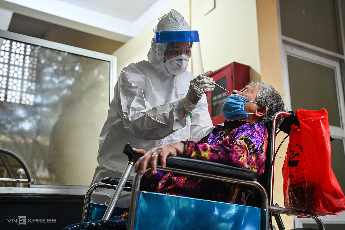 In Photos: Hanoi conducts Covid-19 testing for people returning from Da Nang In Photos: Hanoi conducts Covid-19 testing for people returning from Da Nang