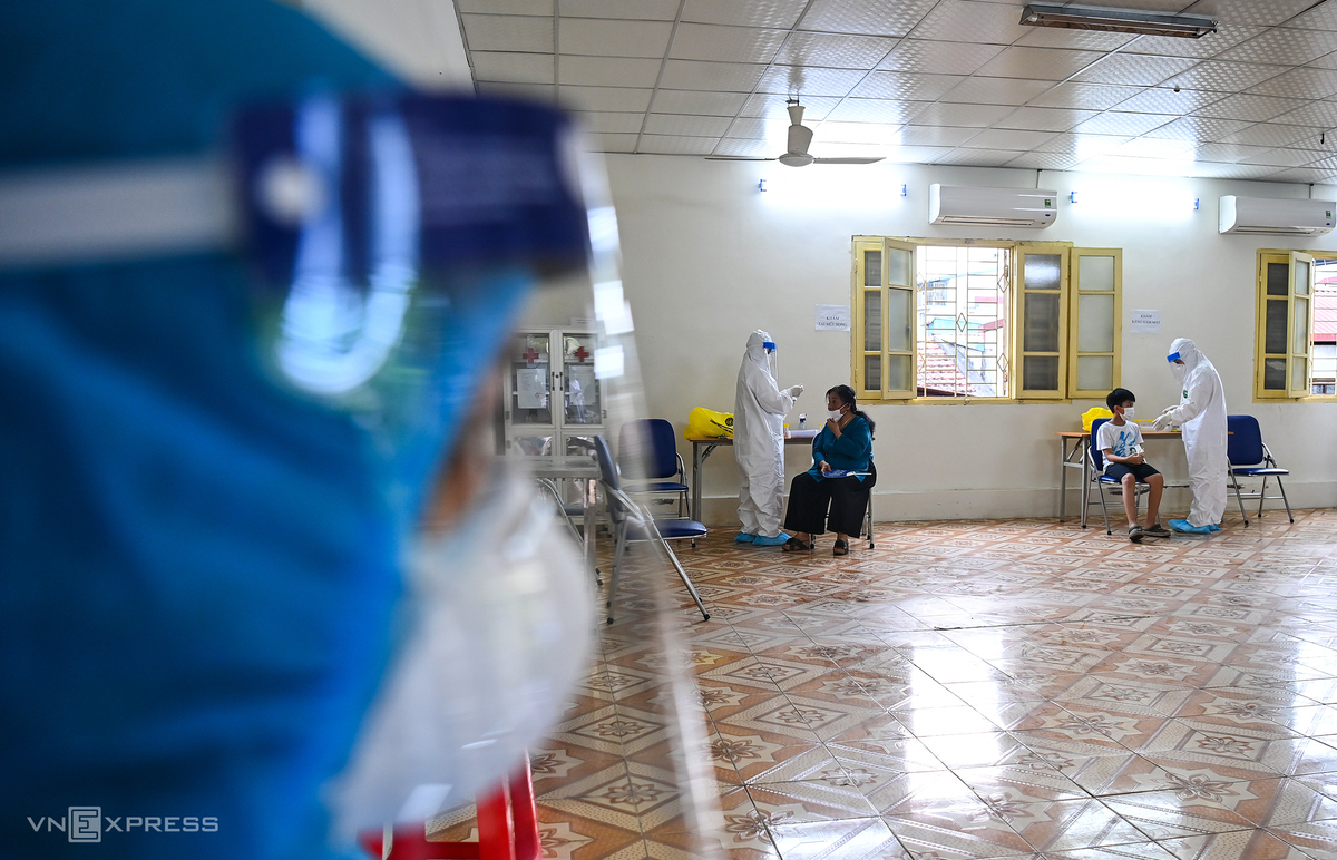 In Photos: Hanoi conducts Covid-19 testing for people returning from Da Nang In Photos: Hanoi conducts Covid-19 testing for people returning from Da Nang