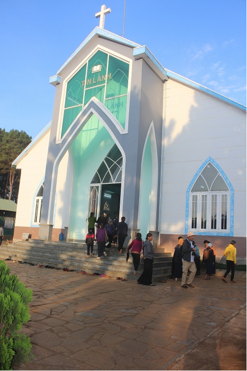 Plei Mo Nu Protestant Church: a familiar destination of parishioners every weekend Plei Mo Nu Protestant Church: a familiar destination of parishioners every weekend