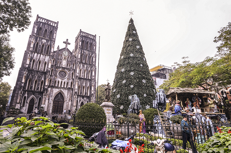 Churches in Hanoi brilliantly decorated for Christmas