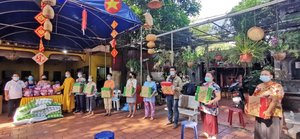Phat Tich Pagoda in Vientiane presents 250 packs of gifts to needy overseas Vietnamese Phat Tich Pagoda in Vientiane presents gifts to overseas Vietnamese