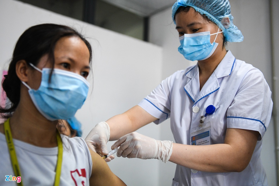 In Photos: Workers in Bac Ninh, Bac Giang provinces receive Covid-19 vaccine In Photos: Workers in Bac Ninh, Bac Giang provinces receive Covid-19 vaccine