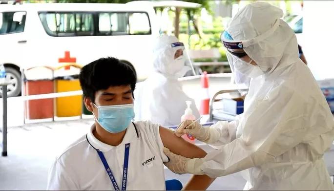 In Photos: Workers in Bac Ninh, Bac Giang provinces receive Covid-19 vaccine In Photos: Workers in Bac Ninh, Bac Giang provinces receive Covid-19 vaccine