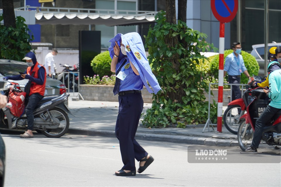 Workers in Hanoi grapple with blazing hot weather Workers in Hanoi grapple with blazing weather
