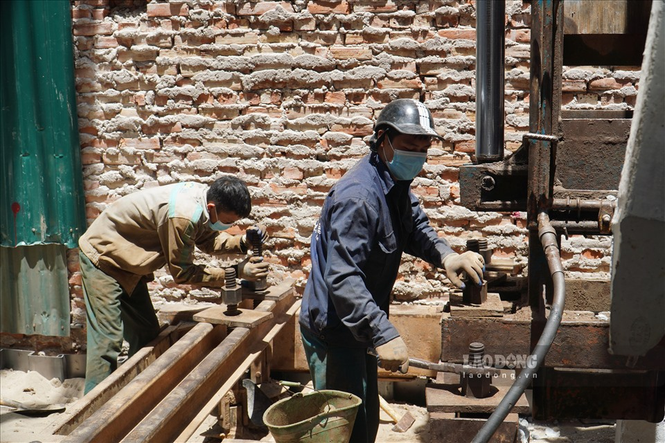 Workers in Hanoi grapple with blazing hot weather Workers in Hanoi grapple with blazing weather