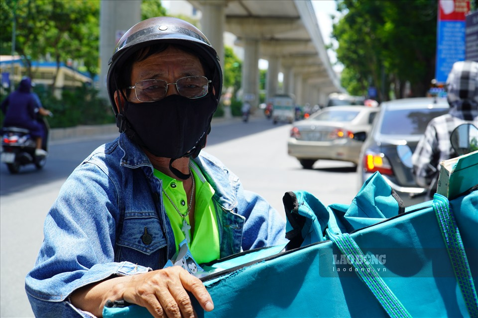 Workers in Hanoi grapple with blazing hot weather Workers in Hanoi grapple with blazing weather