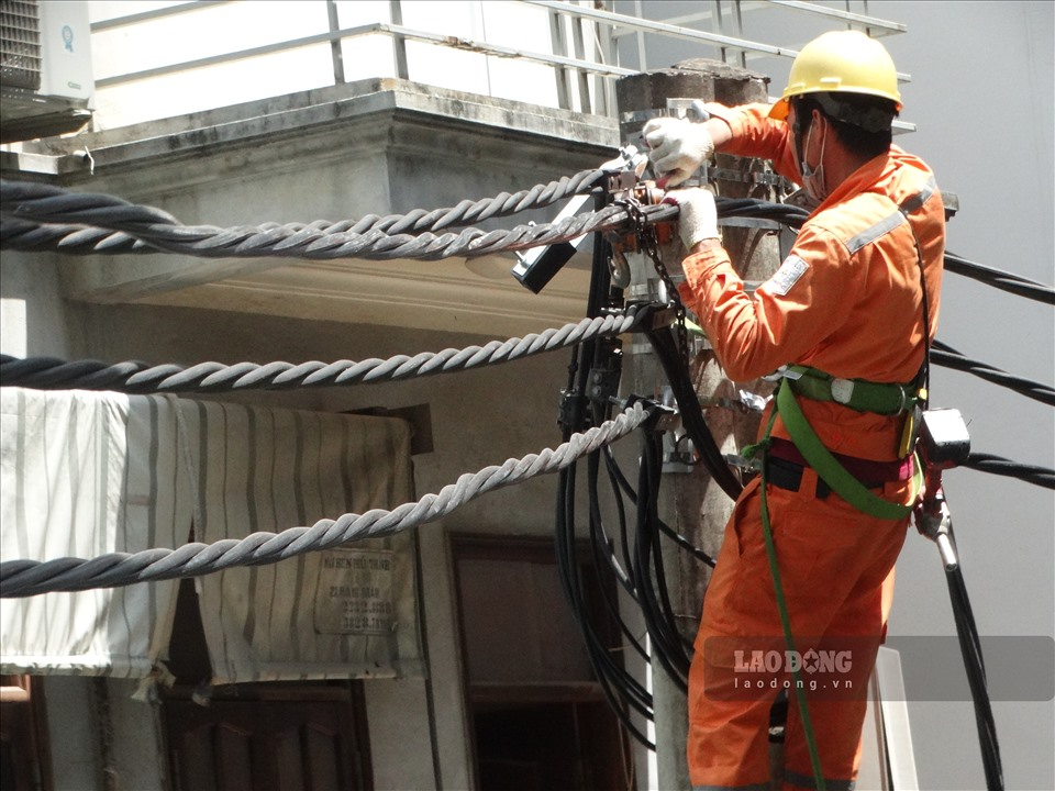 Workers in Hanoi grapple with blazing weather Workers in Hanoi grapple with blazing weather