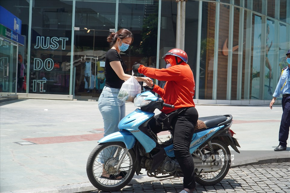 Workers in Hanoi grapple with blazing hot weather Workers in Hanoi grapple with blazing weather