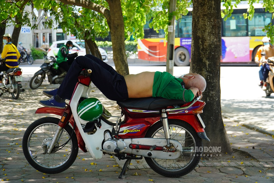 Workers in Hanoi grapple with blazing hot weather Workers in Hanoi grapple with blazing weather