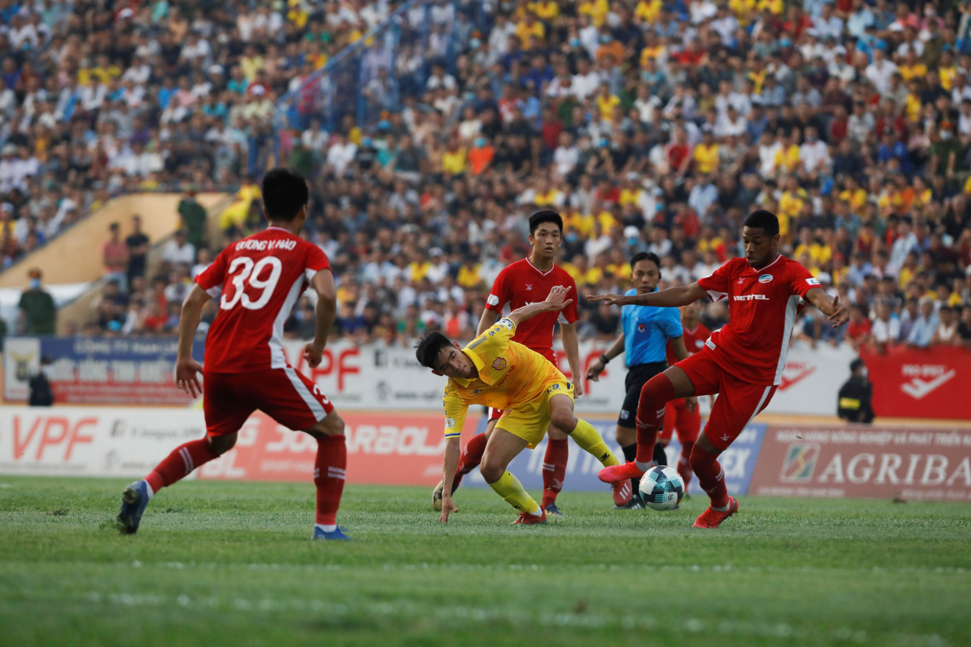The Reuters and AP reported on “packed audiences” images at V-League 2020 the reuters and ap reported on packed audiences images at v league 2020