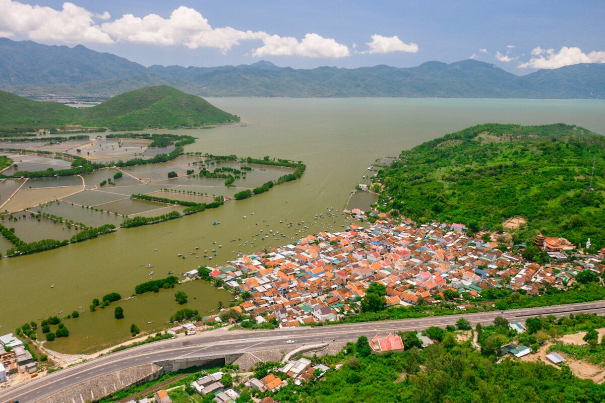 Breath-taking bird-eye view of Khanh Hoa - Phu Yen route Breath-taking bird-eye view of Khanh Hoa - Phu Yen route