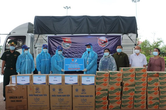 Vietnam localities gift medical supplies to support Laos Covid-19 fight Vietnam localities gift medical supplies to support Laos Covid-19 fight