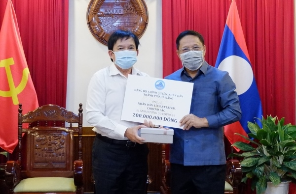 Vietnam localities gift medical supplies to support Laos Covid-19 fight Vietnam localities gift medical supplies to support Laos Covid-19 fight