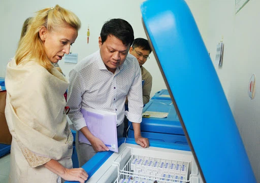 UNICEF aids Vietnam refrigerators for storing vaccines UNICEF aids Vietnam refrigerators for storing vaccines