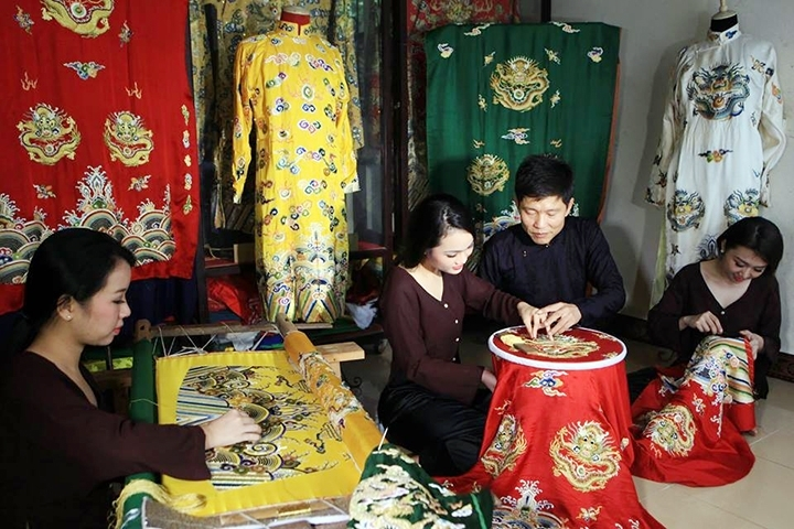 Dong Cuu: an embroidery village responsible for 'dragon robes' Dong Cuu: an embroidery village responsible for 'dragon robes'