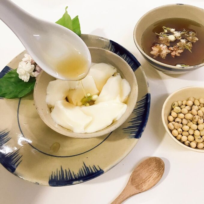 Tao pho (soybean curd), rustic dish of Vietnamese on summer days Tao pho (soybean curd), rustic dish of Vietnamese on summer days