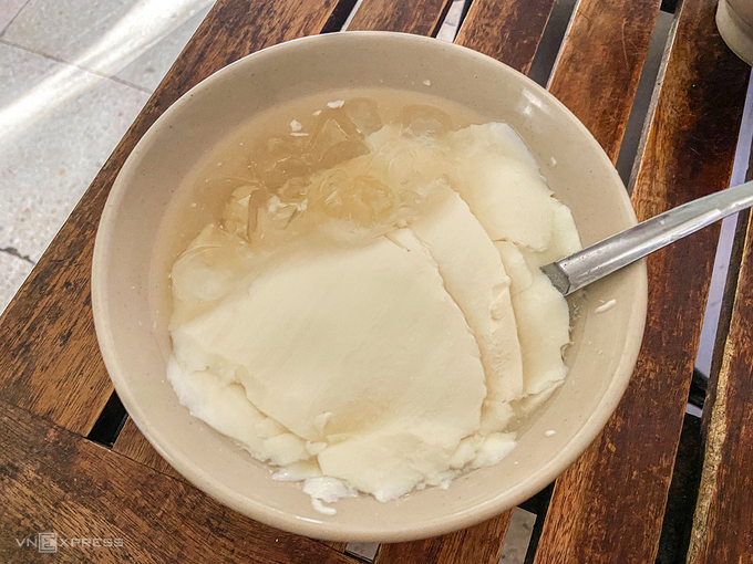 Tao pho (soybean curd), rustic dish of Vietnamese on summer days Tao pho (soybean curd), rustic dish of Vietnamese on summer days