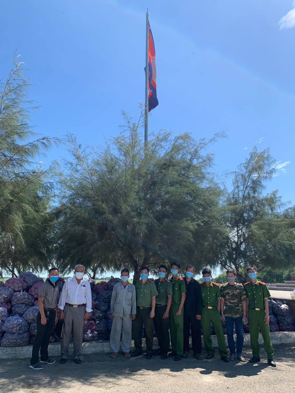Vietnam’s localities support Vietnamese Cambodians in Covid-19 fight Vietnam’s localities support Vietnamese Cambodians in Covid-19 fight