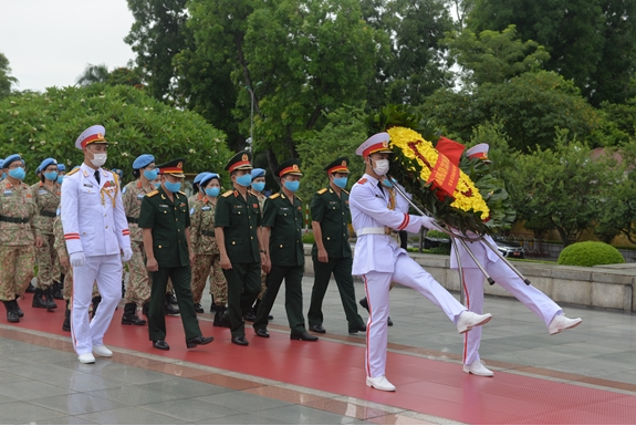 Staff of Level 2 Field Hospital No.2 pay tribute to late President Ho Chi Minh UN Peacekeepers stationed in South Sudan pay tribute to President Ho Chi Minh