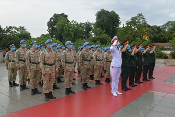 Staff of Level 2 Field Hospital No.2 pay tribute to late President Ho Chi Minh UN Peacekeepers stationed in South Sudan pay tribute to President Ho Chi Minh