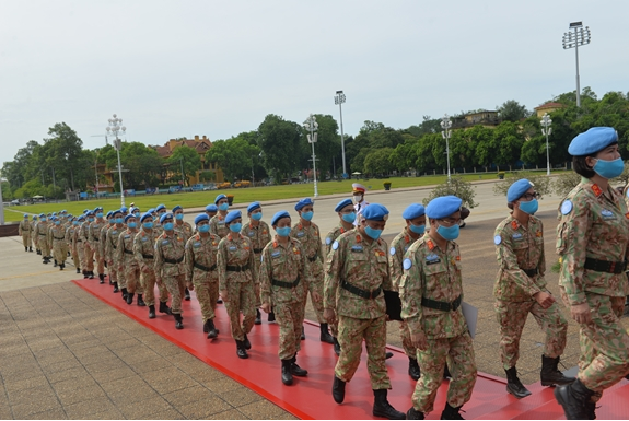 Staff of Level 2 Field Hospital No.2 pay tribute to late President Ho Chi Minh UN Peacekeepers stationed in South Sudan pay tribute to President Ho Chi Minh
