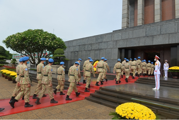 Staff of Level 2 Field Hospital No.2 pay tribute to late President Ho Chi Minh UN Peacekeepers stationed in South Sudan pay tribute to President Ho Chi Minh