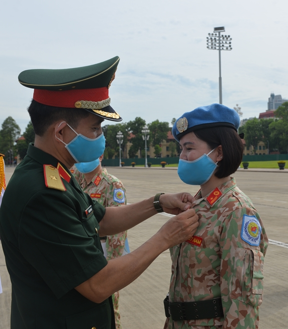 Staff of Level 2 Field Hospital No.2 pay tribute to late President Ho Chi Minh UN Peacekeepers stationed in South Sudan pay tribute to President Ho Chi Minh