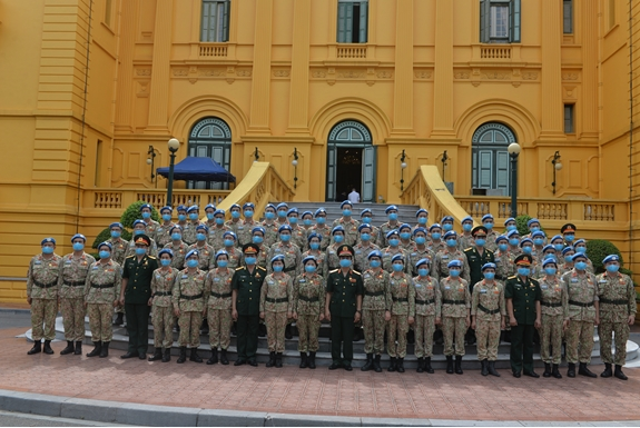 Staff of Level 2 Field Hospital No.2 pay tribute to late President Ho Chi Minh UN Peacekeepers stationed in South Sudan pay tribute to President Ho Chi Minh