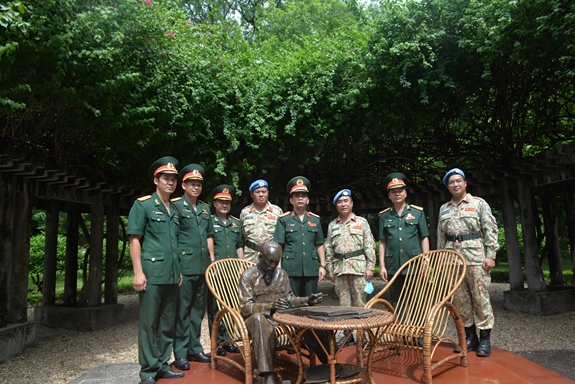 Staff of Level 2 Field Hospital No.2 pay tribute to late President Ho Chi Minh UN Peacekeepers stationed in South Sudan pay tribute to President Ho Chi Minh