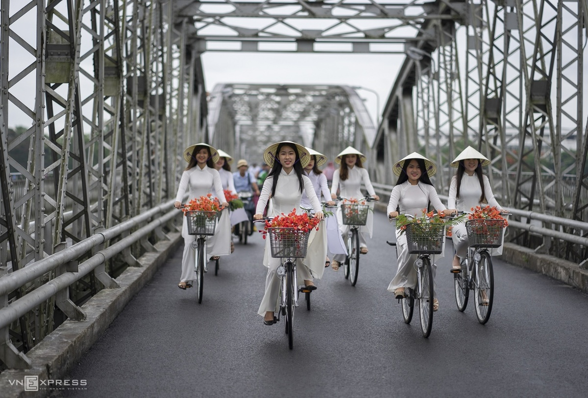 a glimpse of idyllic life in hue amid summer days