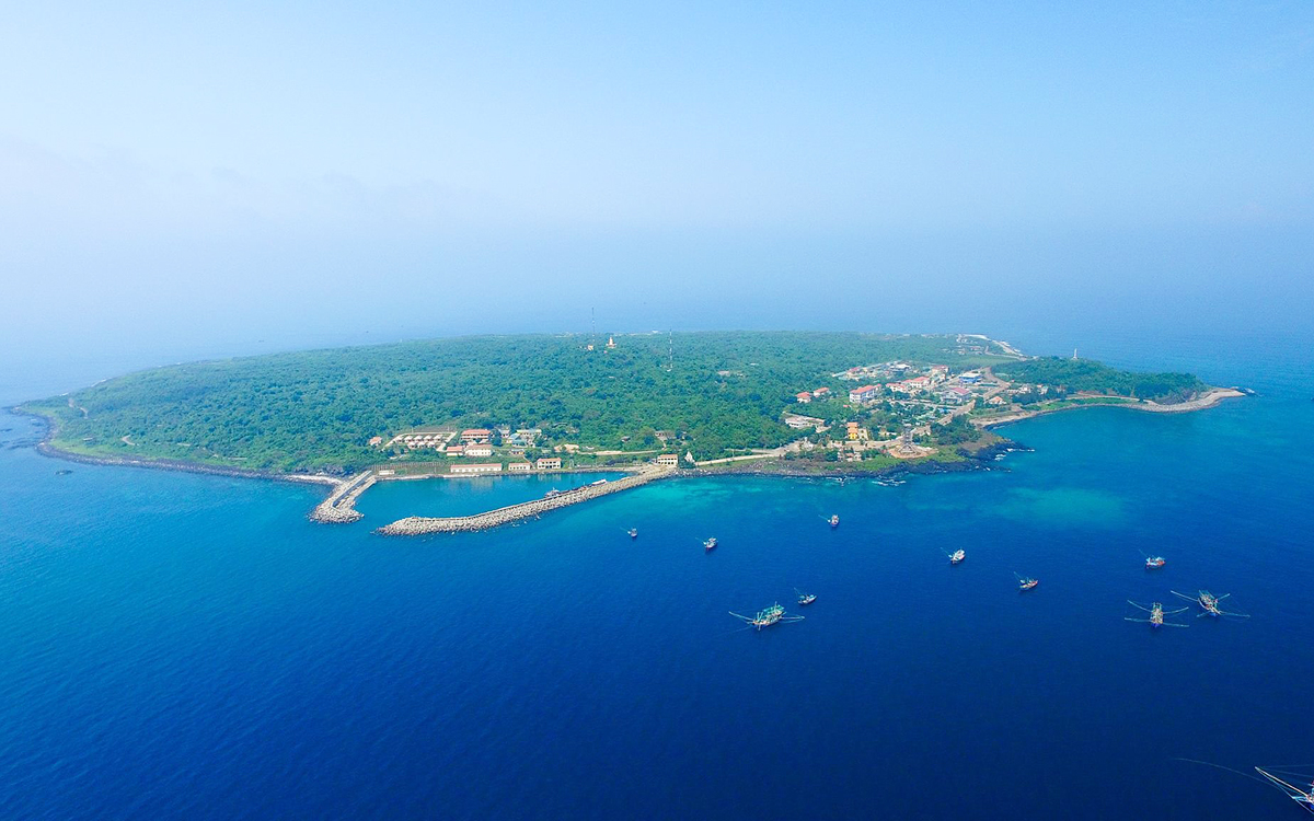 con co island a historical witness and magnificent beauty amid bien dong sea
