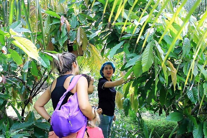 experience of making chocolate by yourself in western vietnam