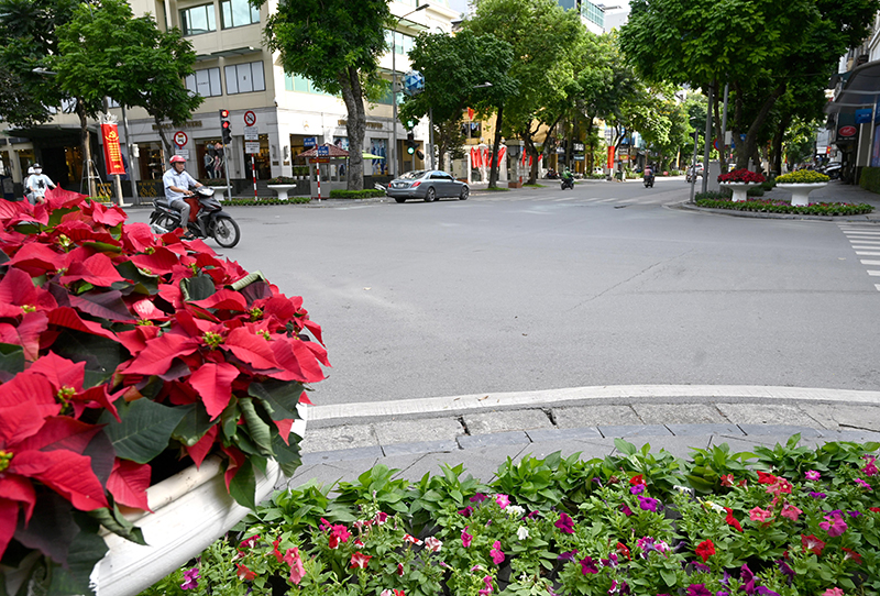 Hanoi streets brilliantly decorated to celebrate 1010th anniversary of Thang Long – Hanoi