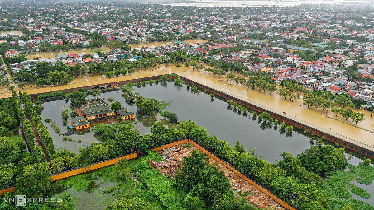Hue Imperial City submerged by floodwaters Hue Imperial City submerged by floodwaters