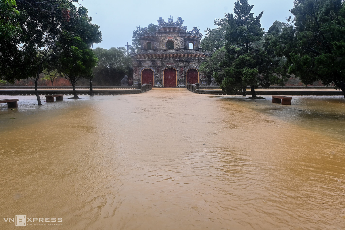 Hue Imperial City submerged by floodwaters Hue Imperial City submerged by floodwaters
