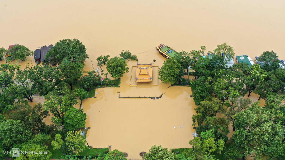 Hue Imperial City submerged by floodwaters Hue Imperial City submerged by floodwaters