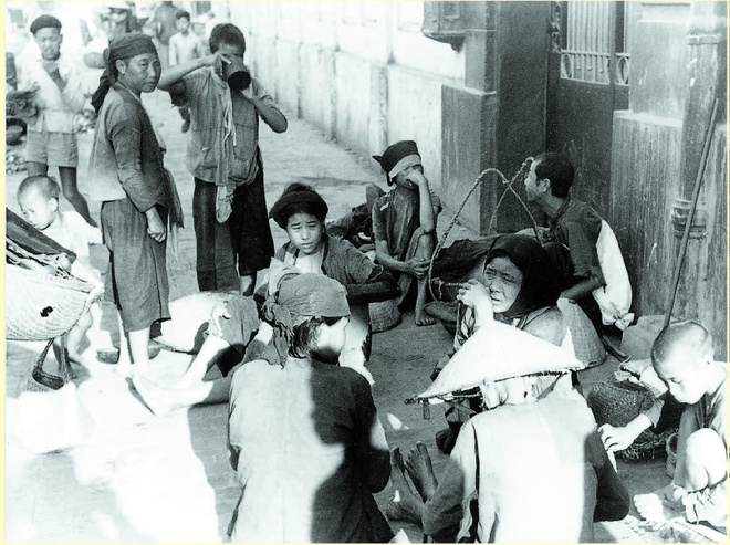 Street vendors in Hanoi in the old days Street vendors in Hanoi in the old days